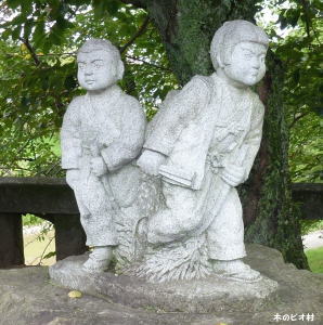 竹千代と小姓の石像