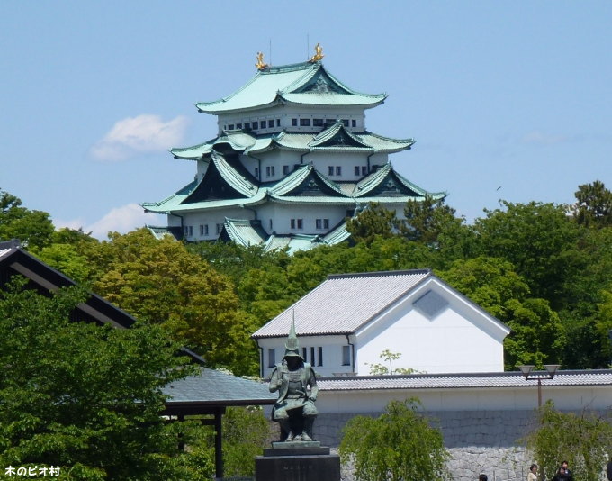 名古屋城と加藤清正公像