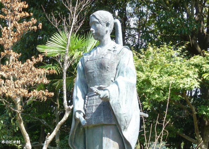 大祝鶴姫の像